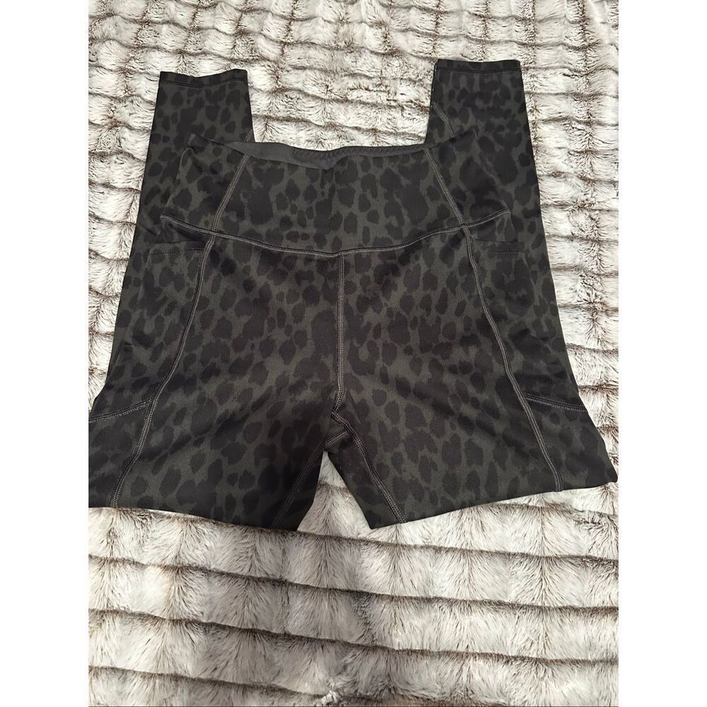 NWOT Women’s Victoria's Secret Leopard Print Leggings with side pockets and hidd - Picture 3 of 8